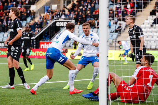 IFK Göteborgs August Erlingmark och målvakt Giannis