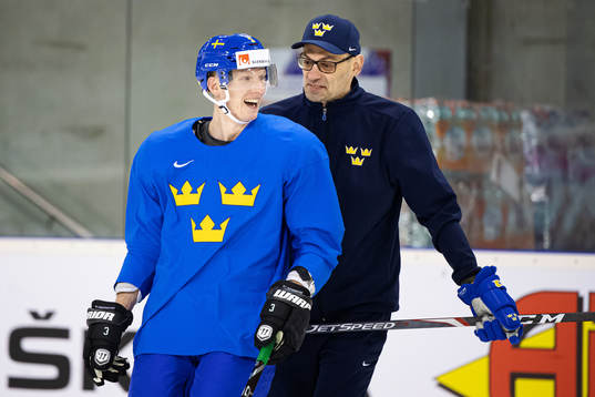 John Klingberg and assistant coach Peter Popovic of Sweden