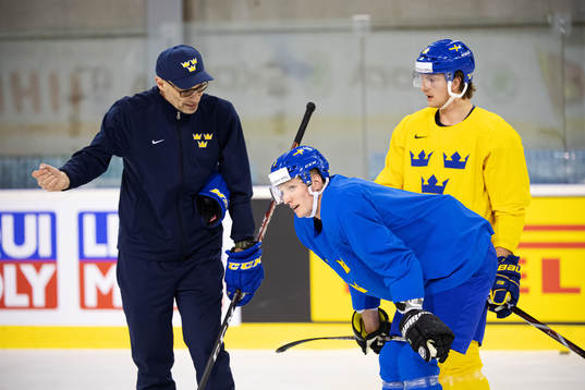 Assistant coach Peter Popovic, John Klingberg and Philip