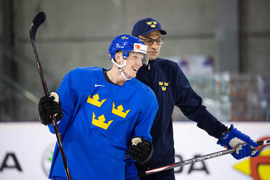 John Klingberg and assistant coach Peter Popovic of Sweden