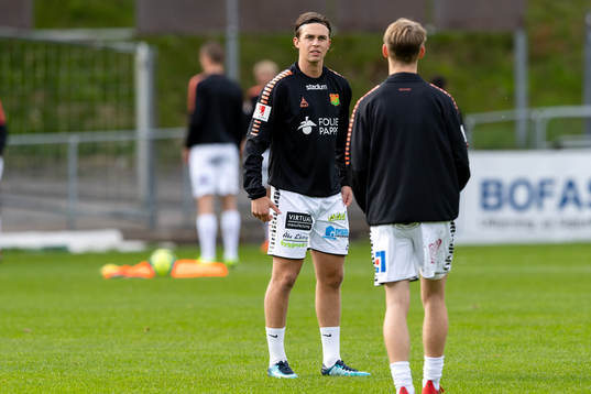 GAIS spelare värmer upp före fotbollsmatchen i Superettan