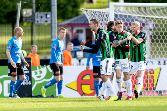 GAIS Marcus Bergholtz (mitten) jublar med lagkamrater