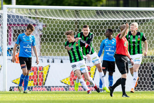 GAIS Marcus Bergholtz jublar med Nikola Asceric