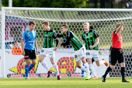 GAIS Marcus Bergholtz jublar med Nikola Asceric och Carl
