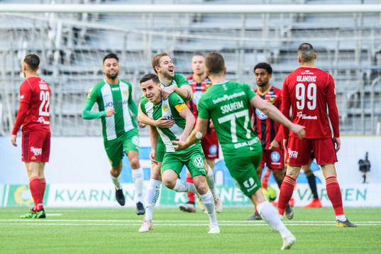 Hammarbys Jeppe Andersen jublar med lagkamrater