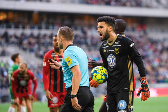 Östersunds målvakt Sixten Mohlin reagerar