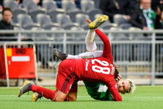 Hammarbys Simon Sandberg får