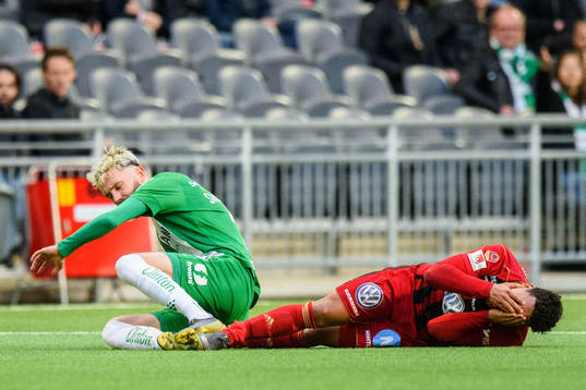 Hammarbys Simon Sandberg får
