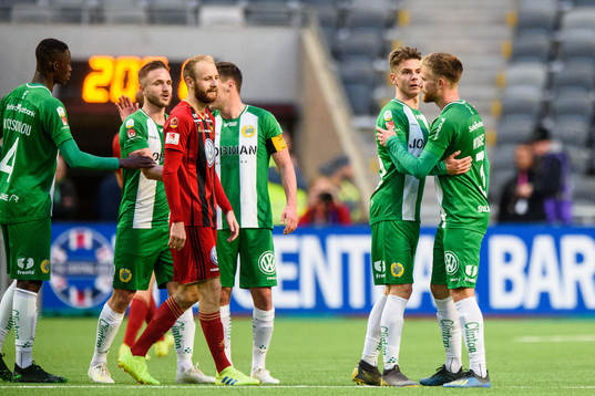Hammarbys Alexander Kacaniklic och Dennis Widgren kramar om