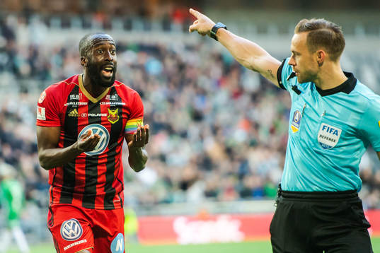 Östersunds Ronald Mukiibi reagerar på domare Kristoffer