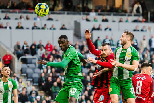 Hammarbys Kossounou Odilon och Mats Solheim i nickduell med