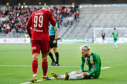 Hammarbys Simon Sandberg tar sig för benet