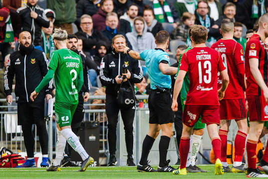 Hammarbys Simon Sandberg lämnar planen