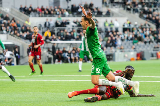 Hammarbys Jeppe Andersen i en situation med Östersunds