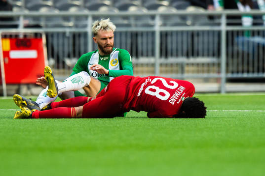 Hammarbys Simon Sandberg får