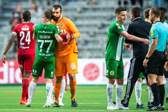 Hammarbys målvakt Gianluca Curci tackar Hammarbys Mats