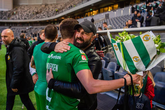 Hammarbys tidigare spelare Kennedy Bakircioglu jublar med