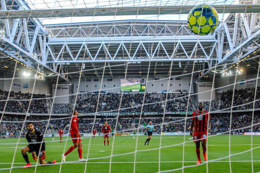 Östersunds målvakt Sixten Mohlin och Ronald Mukiibi deppar