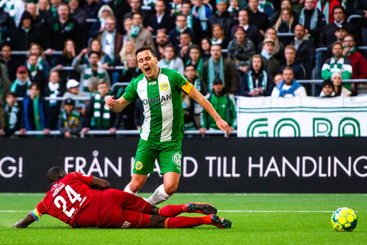 Östersunds Ronald Mukiibi och Hammarbys Jeppe Andersen i