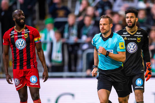 Östersunds Ronald Mukiibi och målvakt Sixten Mohlin