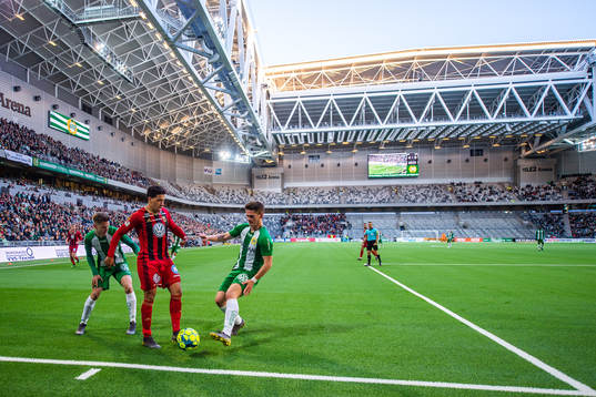 Östersunds Marco Weymans i en duell med Hammarbys