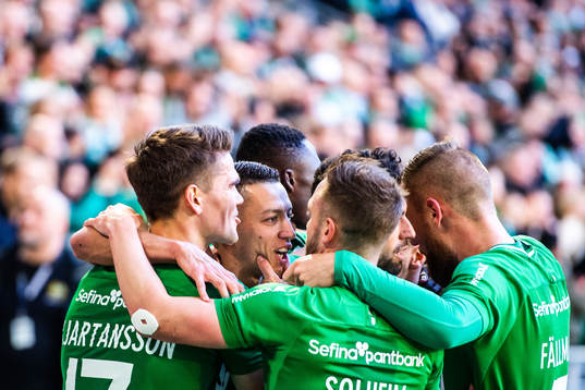 Hammarbys spelare jublar med Nikola Djurdjic