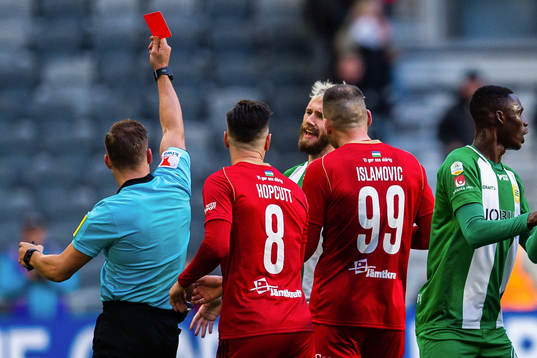 Hammarbys Simon Sandberg får rött kort av domare