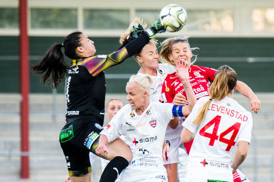 Rosengårds målvakt Zecira Musovic knäar Caroline Seger