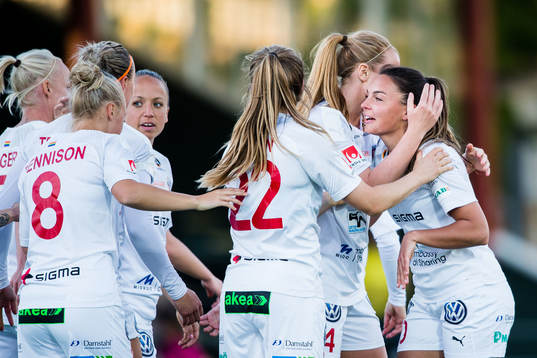 Rosengårds Johanna Rytting Kaneryd jublar med lagkamrater