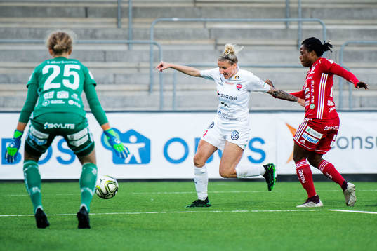 Rosengårds Anja Mittag och Piteås målvakt Cajsa