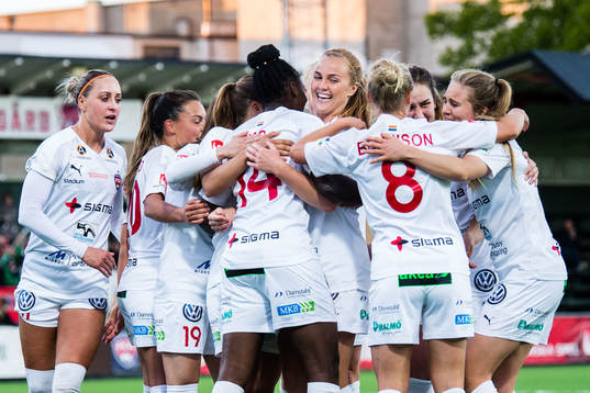 Rosengårds Anam Imo jublar med lagkamrater