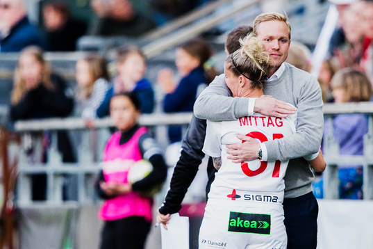 Rosengårds tränare Jonas Eidevall kramar om Anja Mittag