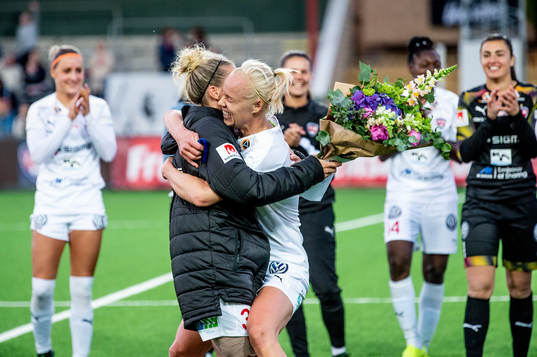 Rosengårds Caroline Seger kramar om Anja Mittag som tackas