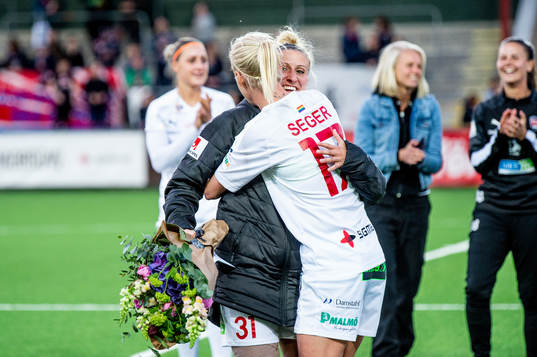 Rosengårds Caroline Seger kramar om Anja Mittag som tackas
