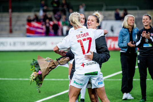 Rosengårds Caroline Seger kramar om Anja Mittag som tackas