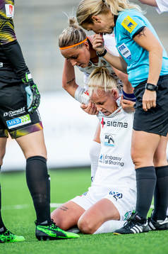 Rosengårds Caroline Seger tas om hand