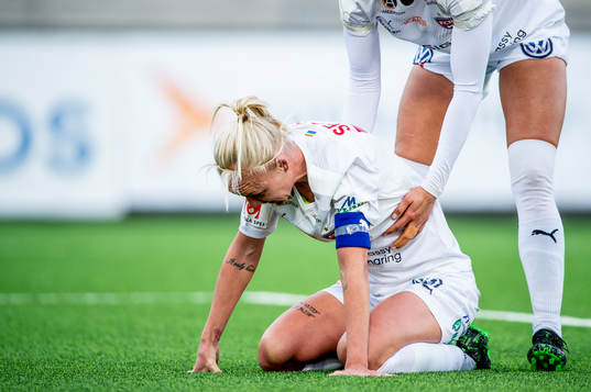 Rosengårds Caroline Seger tas om hand