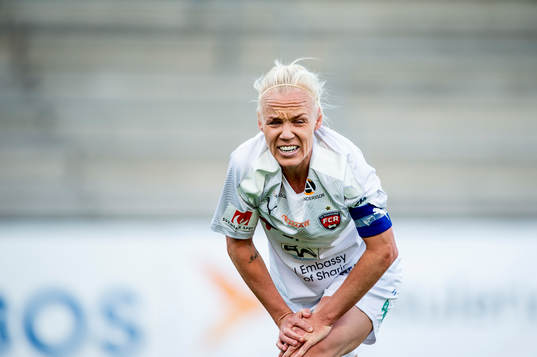 Rosengårds Caroline Seger grinar illa