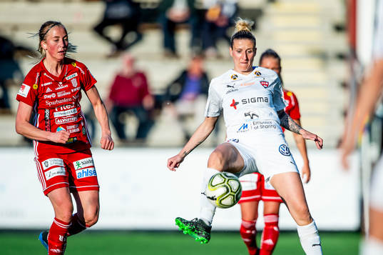 Rosengårds Anja Mittag med bollen
