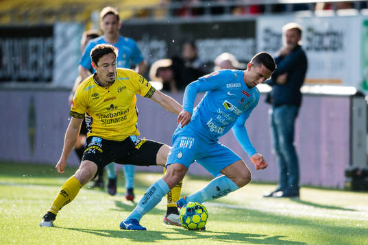 AFC Eskilstunas Adnan Kojic och Elfsborgs Stefan Ishizaki