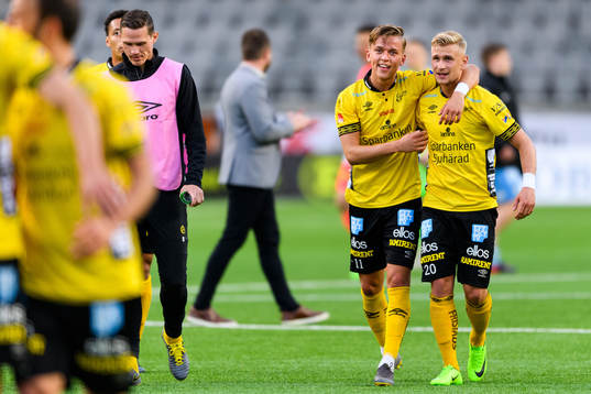 Elfsborgs Jesper Karlsson och Simon Strand jublar