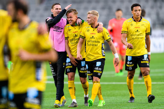 Elfsborgs Jesper Karlsson klappas om av Jon Jönsson och