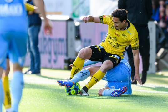 Elfsborgs Stefan Ishizaki och AFC Eskilstunas Adnan Kojic