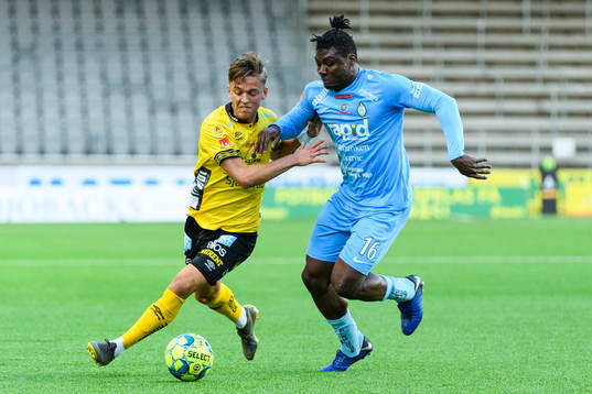 Elfsborgs Jesper Karlsson och AFC Eskilstunas Samuel Nnamani