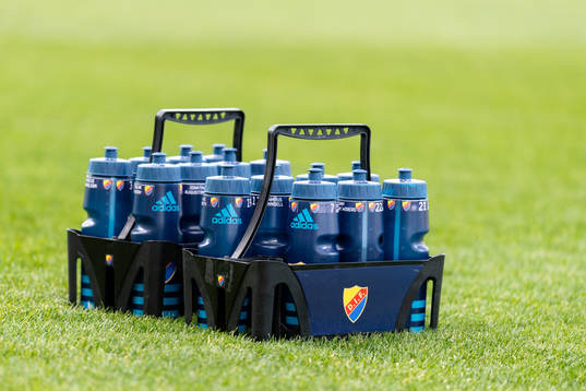 Vattenflaskor före fotbollsmatchen i Allsvenskan mellan
