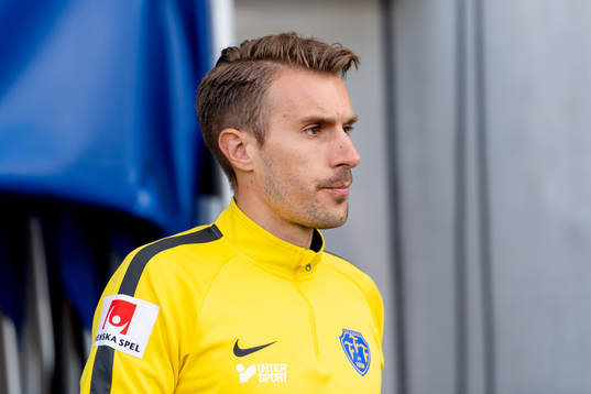 Falkenbergs Tobias Karlsson före fotbollsmatchen i