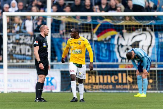 Domare Patrik Eriksson och Falkenbergs Nsima Peter