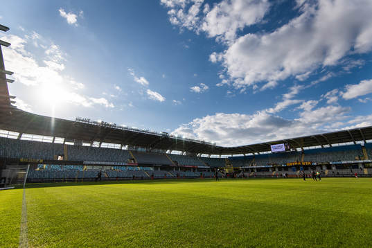 Interiör vy över Gamla Ullevi med sol och blå himmel