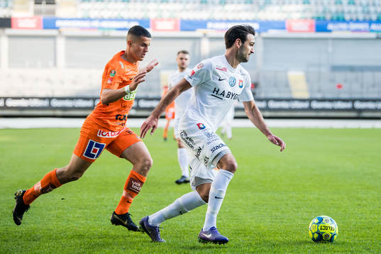 Varbergs Astrit Seljmani och Örgrytes Oliver Stanisic