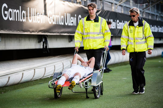 Örgrytes Victor Sköld rullas ut på bår